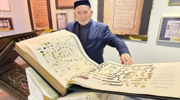 الخطاط الأوزبكي حبيب الله صالح يعيد إحياء أقدم نسخة من القرآن الكريم